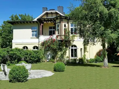 Ein Garten an der Unterkunft Waldhaus Gronenberg
