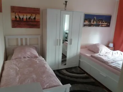 Ein Bett oder Betten in einem Zimmer der Unterkunft Pensionszimmer Lützowzimmer