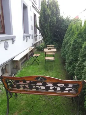 Ein Garten an der Unterkunft Pensionszimmer Lützowzimmer