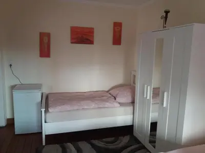 Ein Bett oder Betten in einem Zimmer der Unterkunft Pensionszimmer Lützowzimmer
