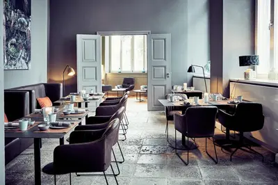 Ein Sitzbereich in der Unterkunft Fisher's Loft Hotel