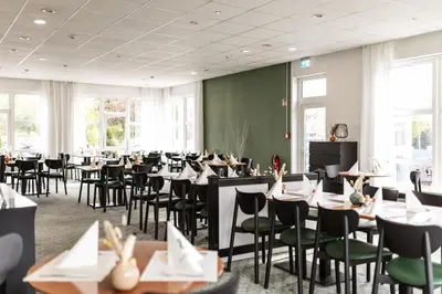 Ein Restaurant oder anderes Speiselokal in der Unterkunft Good Morning + Bad Oldesloe
