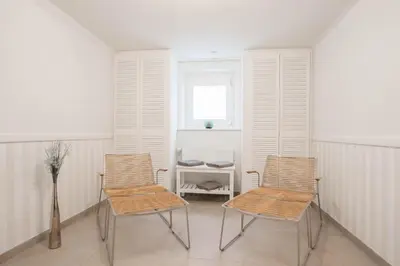 Ein Sitzbereich in der Unterkunft Strandhaus Niendorf