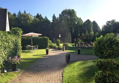 Ein Garten an der Unterkunft Hotel Waldhusen - Adults Only