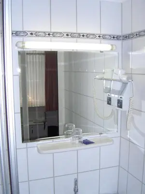 Ein Badezimmer in der Unterkunft Hotel Hinz