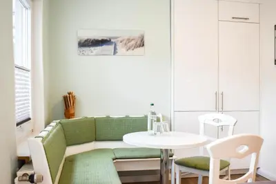 Ein Sitzbereich in der Unterkunft Ferienwohnung 1 Haus Meeresrauschen
