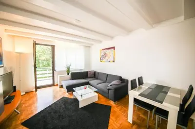 Ein Sitzbereich in der Unterkunft Ferienwohnung Sandburg