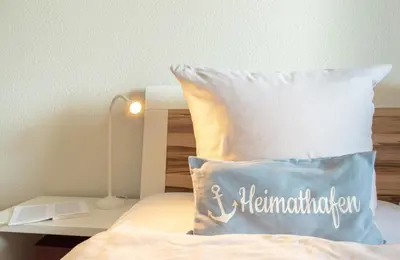 Ein Bett oder Betten in einem Zimmer der Unterkunft Ferienwohnung Seebrücke 08