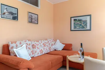 Ein Sitzbereich in der Unterkunft Ferienwohnung Strandhotel