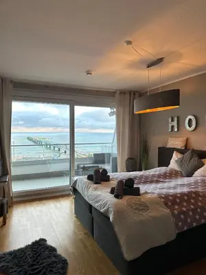 Ein Bett oder Betten in einem Zimmer der Unterkunft StrandSUITE Scharbeutz Meerblick