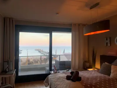 Ein Bett oder Betten in einem Zimmer der Unterkunft StrandSUITE Scharbeutz Meerblick