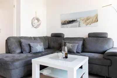 Ein Sitzbereich in der Unterkunft Ferienwohnung Sunshine Beachhouse 111