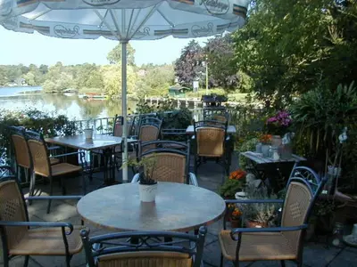 Blick auf einen Fluss in der Nähe des Hotels