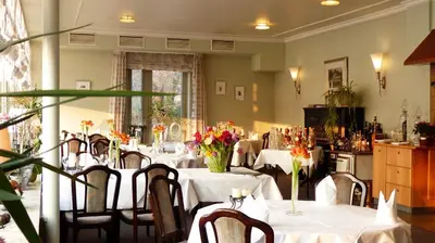 Ein Restaurant oder anderes Speiselokal in der Unterkunft Restaurant und Hotel Zum Weissen Ross
