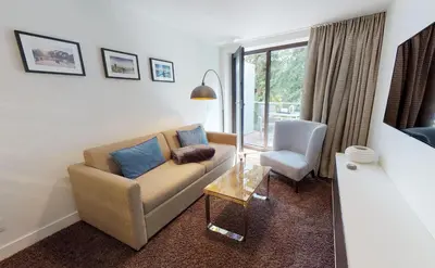 Ein Sitzbereich in der Unterkunft White Pearl Apartment 2.06