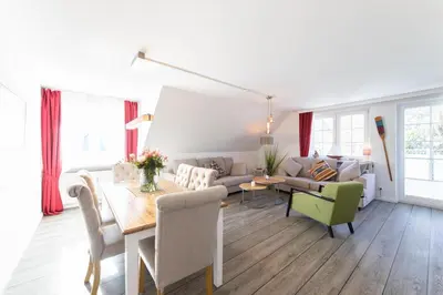 Ein Sitzbereich in der Unterkunft Ferienwohnung Viermaster