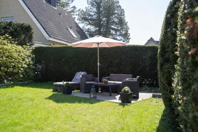 Ein Garten an der Unterkunft Ferienwohnung Birkenallee 55