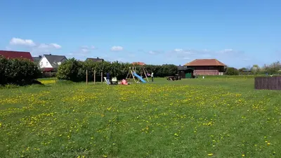 Ein Garten an der Unterkunft Am Pool und Strand 7 neu