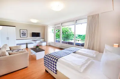 Ein Bett oder Betten in einem Zimmer der Unterkunft Strandgrün Golf- & Spa Resort