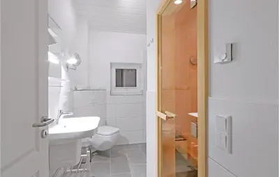 Ein Badezimmer in der Unterkunft Beautiful Home In Krems Iiwarderbrück