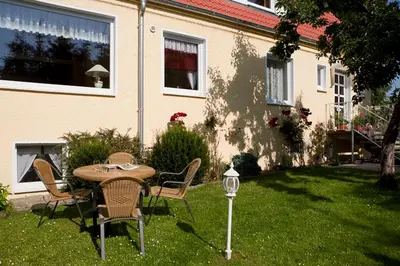 Ein Garten an der Unterkunft Gönndyr