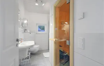 Ein Badezimmer in der Unterkunft Amazing Home In Krems Iiwarderbrück