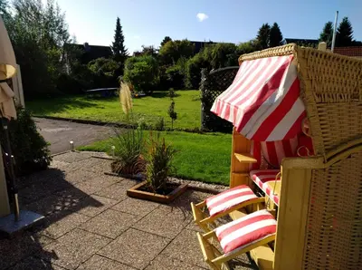 Ein Garten an der Unterkunft FeWo Dünengras mit Terrasse und Strandkorb