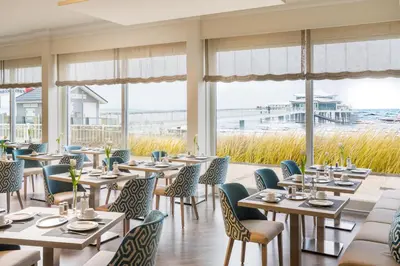 Ein Restaurant oder anderes Speiselokal in der Unterkunft Hotel Bellevue
