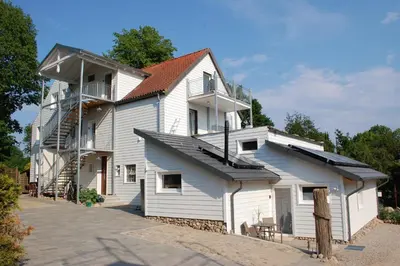 Das Gebäude in dem sich die Zelt-Lodge befindet