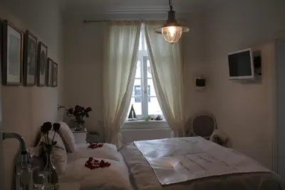 Ein Bett oder Betten in einem Zimmer der Unterkunft Hotel Lili Marleen