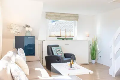 Ein Sitzbereich in der Unterkunft Ferienwohnung Dreimaster