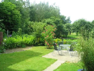 Ein Garten an der Unterkunft Haus OstseeLicht