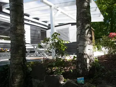Ein Garten an der Unterkunft Waldhütte am See