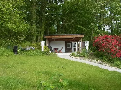 Ein Garten an der Unterkunft Waldhütte am See