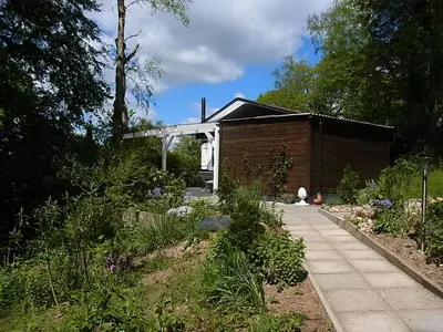 Ein Garten an der Unterkunft Waldhütte am See
