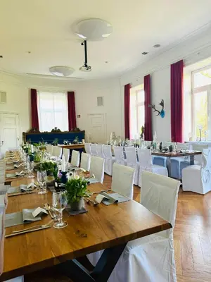 Ein Restaurant oder anderes Speiselokal in der Unterkunft Schloss Harkensee