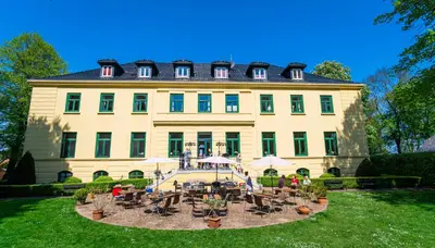 Ein Garten an der Unterkunft Schloss Harkensee