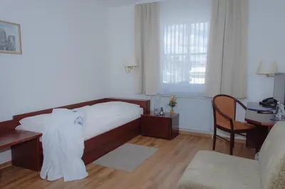 Ein Bett oder Betten in einem Zimmer der Unterkunft Hotel Deutscher Kaiser