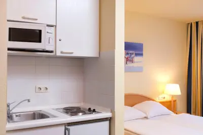 Küche/Küchenzeile in der Unterkunft Tryp by Wyndham Luebeck Aquamarin