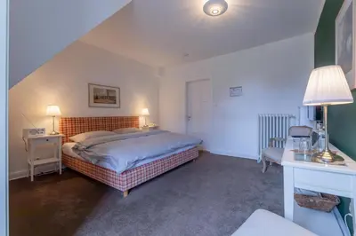 Ein Bett oder Betten in einem Zimmer der Unterkunft Hotel Waldhof auf Herrenland