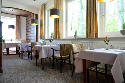 Ein Restaurant oder anderes Speiselokal in der Unterkunft Arnimsruh Hotel garni