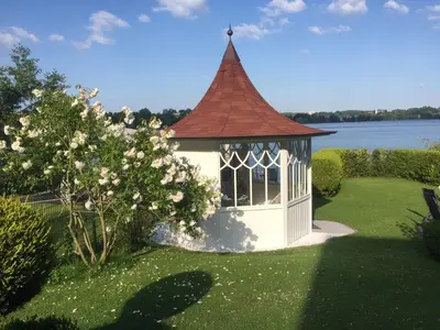 Ein Garten an der Unterkunft Ferienzimmer am See