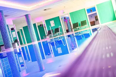Der Swimmingpool an oder in der Nähe von Holiday Inn Lübeck by IHG