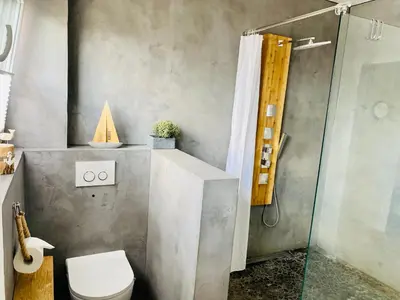 Ein Badezimmer in der Unterkunft FeWo MEERESBRISE - Familie- Hunde - Strandnah - Garten-Seeblick - Sauna & Wellness