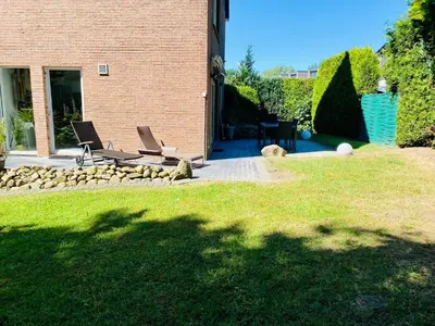 Ein Garten an der Unterkunft FeWo MEERESBRISE - Familie- Hunde - Strandnah - Garten-Seeblick - Sauna & Wellness