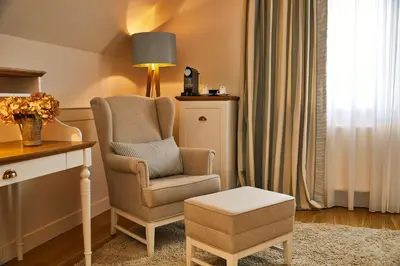 Ein Sitzbereich in der Unterkunft Fuchsbau Romantik Hotel & SPA Restaurant & FOX Bar