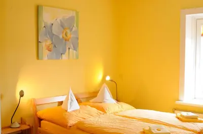 Ein Bett oder Betten in einem Zimmer der Unterkunft Hotel zur alten Stadtmauer