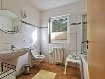Ein Badezimmer in der Unterkunft (STR132a) Haus Maren am Meer