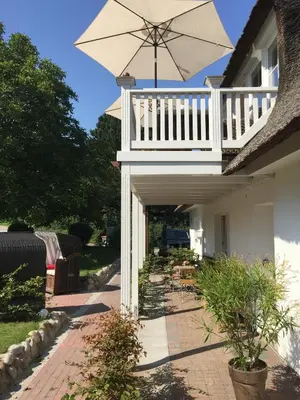 Ein Garten an der Unterkunft Schäferkate Sierksdorf