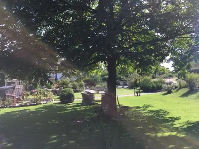 Ein Garten an der Unterkunft Schäferkate Sierksdorf